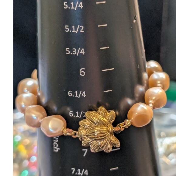 Lot of Four Pink Pearl Gold Tone Themed Bracelets - Picture 5 of 7